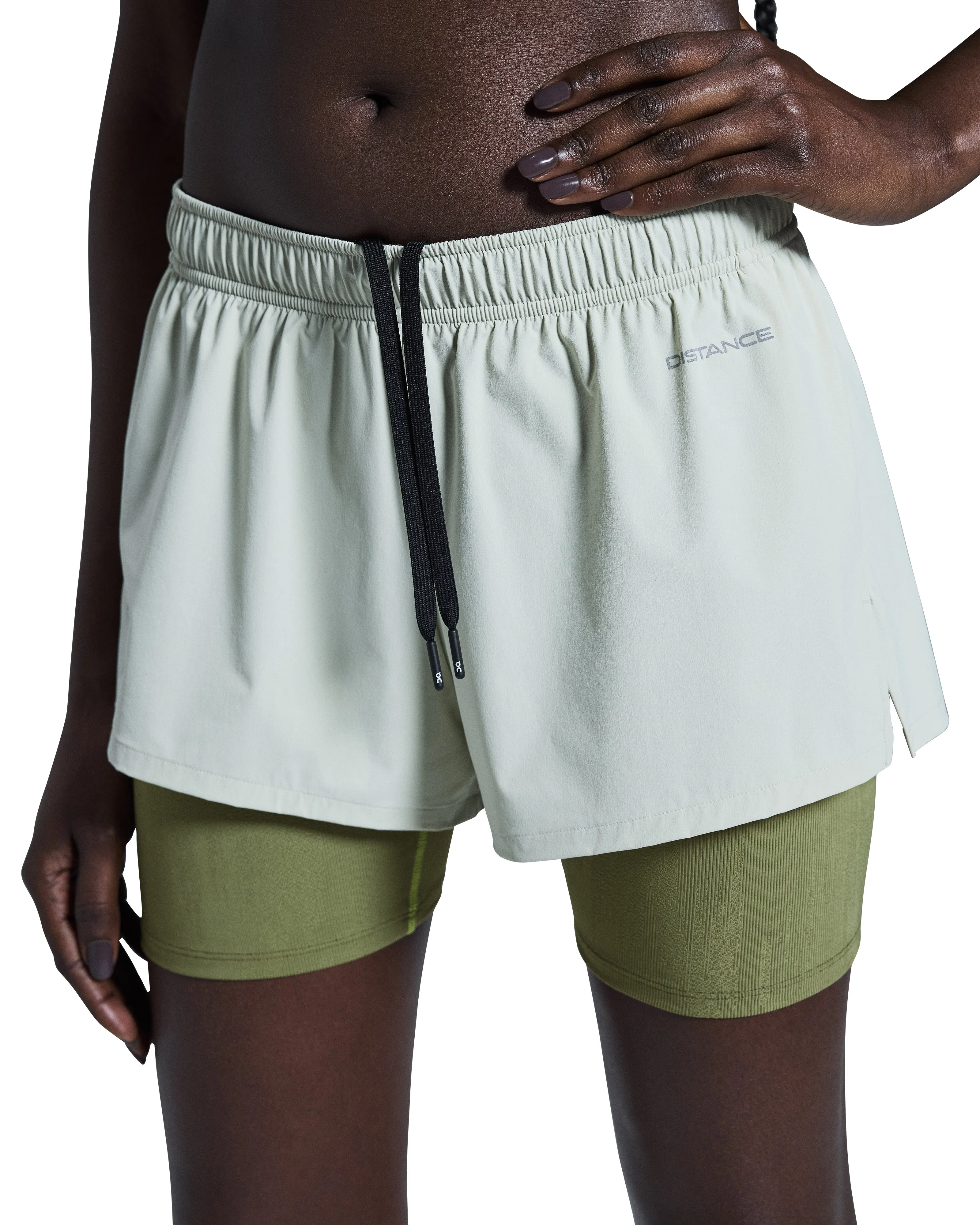 On Women's Pace Shorts DISTANCE Chalk